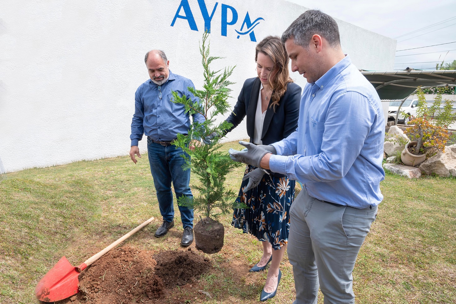 Μαρία Αναργύρου - Νίκολιτς, Γενική Διευθύντρια της Coca-Cola Τρία Έψιλον για Ελλάδα & Κύπρο, Τάκης Καραπατούχας, Διευθυντής εργοστασίου Φυσικού Μεταλλικού Νερού ΑΥΡΑ και Κωνσταντίνος Τάτσης, Επιστημονικός Συνεργάτης της Οργάνωσης Γη