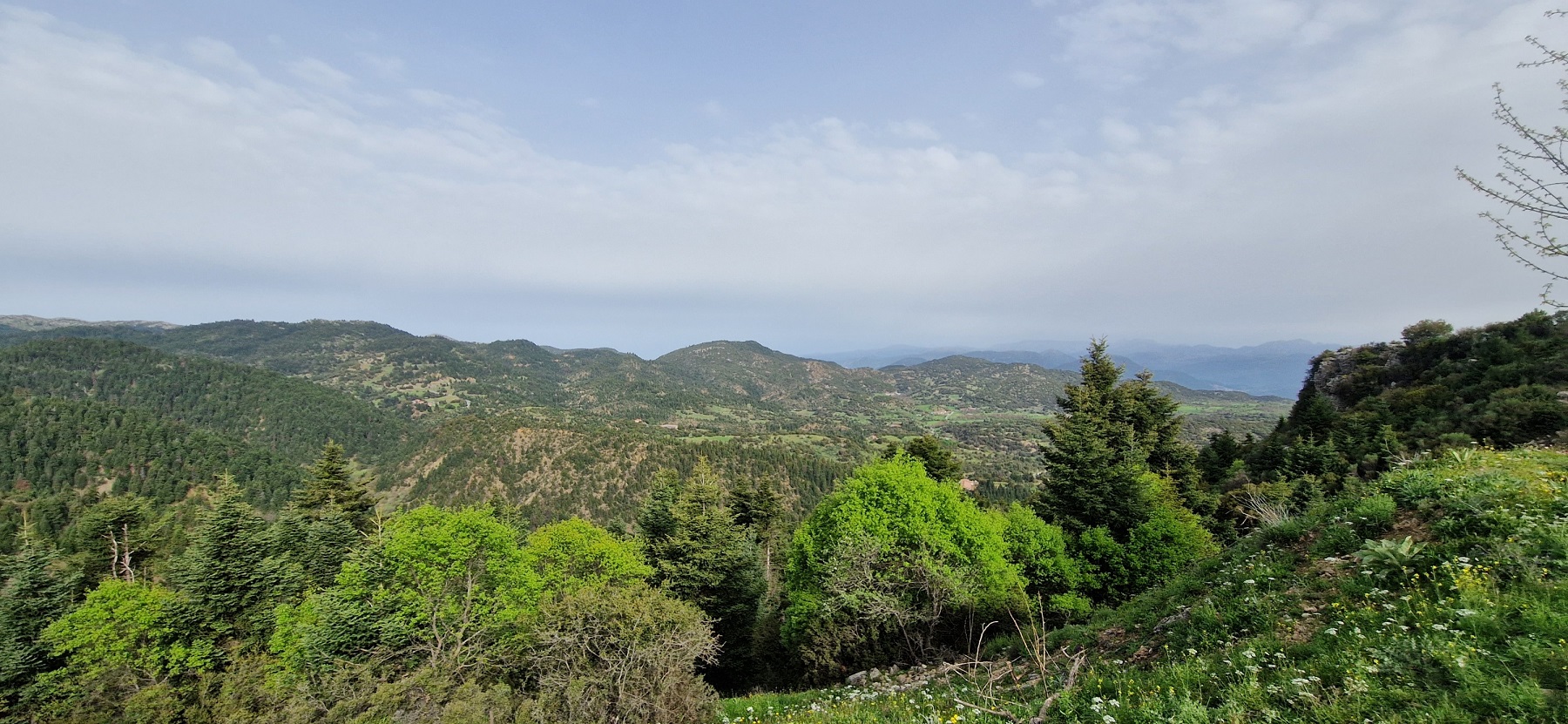 H θέα πάνω από το Βαλτεσινίκο στα βόρια οροπέδια του Μαινάλου. 