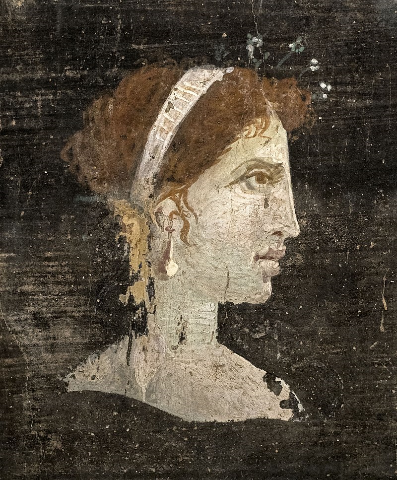 Μεταθανάτια ζωγραφισμένο πορτραίτο της Κλεοπάτρας Ζ΄ της Αιγύπτου με κόκκινα μαλλιά, βασιλικό διάδημα και μαργαριταρένια σκουλαρίκια. Από το Ερκουλάνεουμ της Ιταλίας (τέλη 1ου αιώνα π.Χ. έως μέσα 1ου αιώνα μ.Χ.)