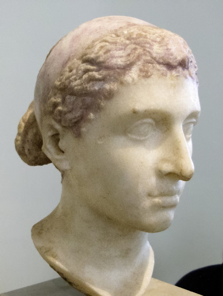 Μαρμάρινη ρωμαϊκή προτομή της Κλεοπάτρας Ζ' (περίπου 40-30 π.Χ.) με βασιλική ταινία στα μαλλιά. Από το Μουσείο Άλτες του Βερολίνου