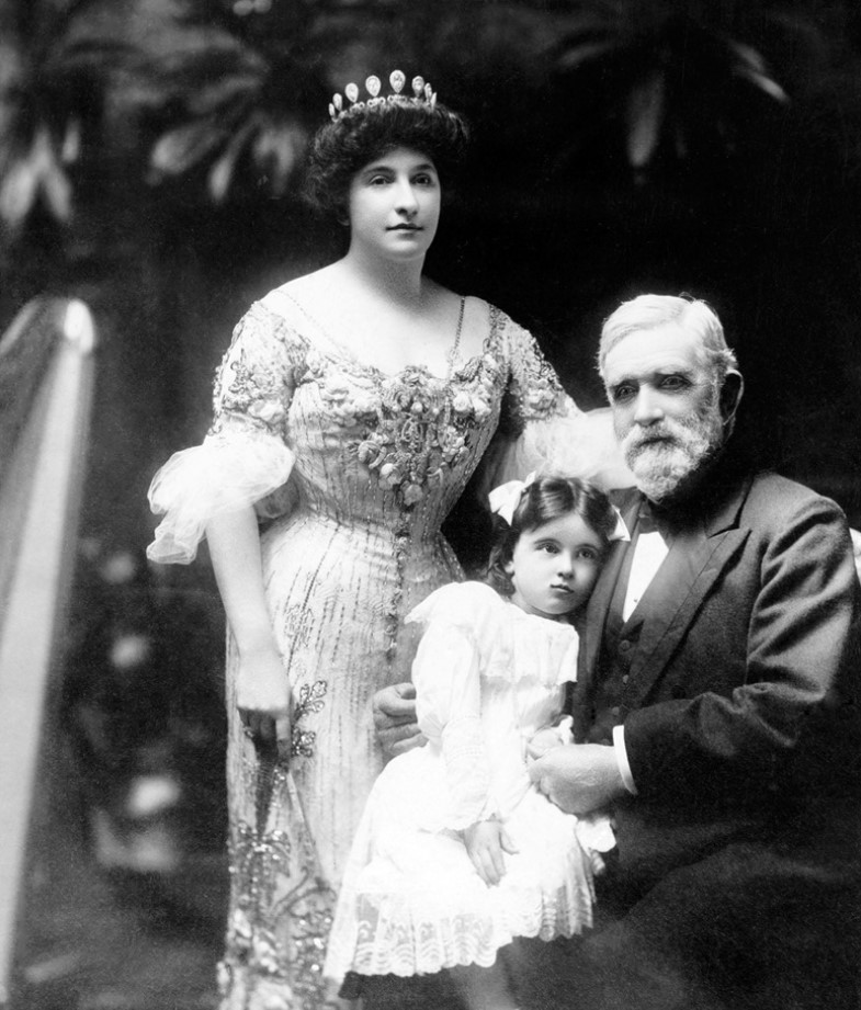 Η σοπράνο Ντέιμ Νέλι Μέλμπα με τον πατέρα και την ανιψιά της φορώντας εντυπωσιακά κοσμήματα του Cartier 