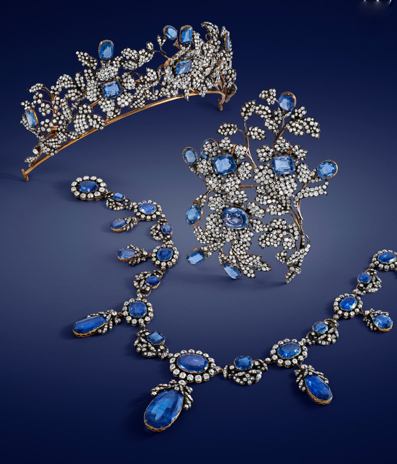 Εντυπωσιακό σετ με ζαφείρια και το διαμάντια από τον βασιλικό οίκο της Βυρτεμβέργης (περίπου 1860) αποτελούμενο από τιάρα, κολιέ και στολίδι για το μπούστο - Πριγκιπικά κοσμήματα άλλων εποχών για νέους μεγιστάνες