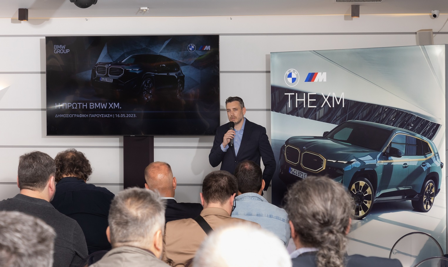 Ο διευθυντής εταιρικής επικοινωνίας της BMW Hellas, Κώστας Διαμaντής κατά τη διάρκεια της χθεσινής παρουσίασης.