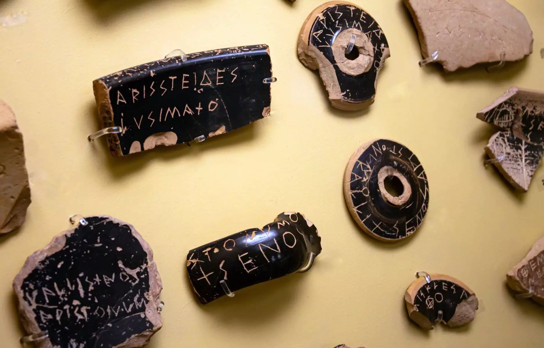 Όστρακα για τον εξοστρακισμό αθηναίων πολιτών. Μουσείο Αρχαίας Αγοράς