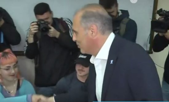 Ψήφισε ο Κυριάκος Βελόπουλος – «Ψηλά το κεφάλι Έλληνες»