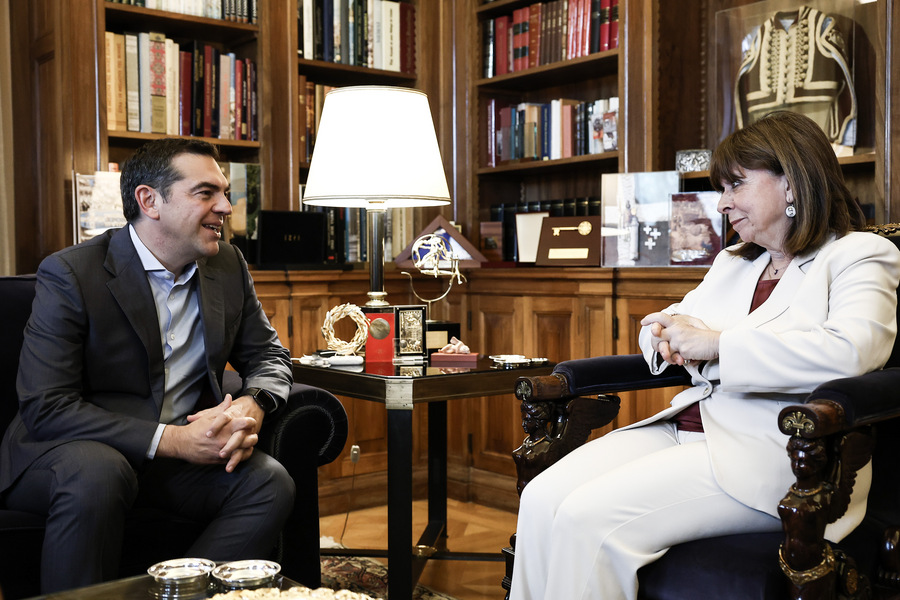 Η Πρόεδρος της Δημοκρατίας Κατερίνα Σακελλαροπούλου συνομιλεί με τον πρόεδρο του ΣΥΡΙΖΑ – Προοδευτική Συμμαχία Αλέξη Τσίπρα κατά τη διάρκεια της συνάντησής τους στο Προεδρικό Μέγαρο (ΑΠΕ-ΜΠΕ)