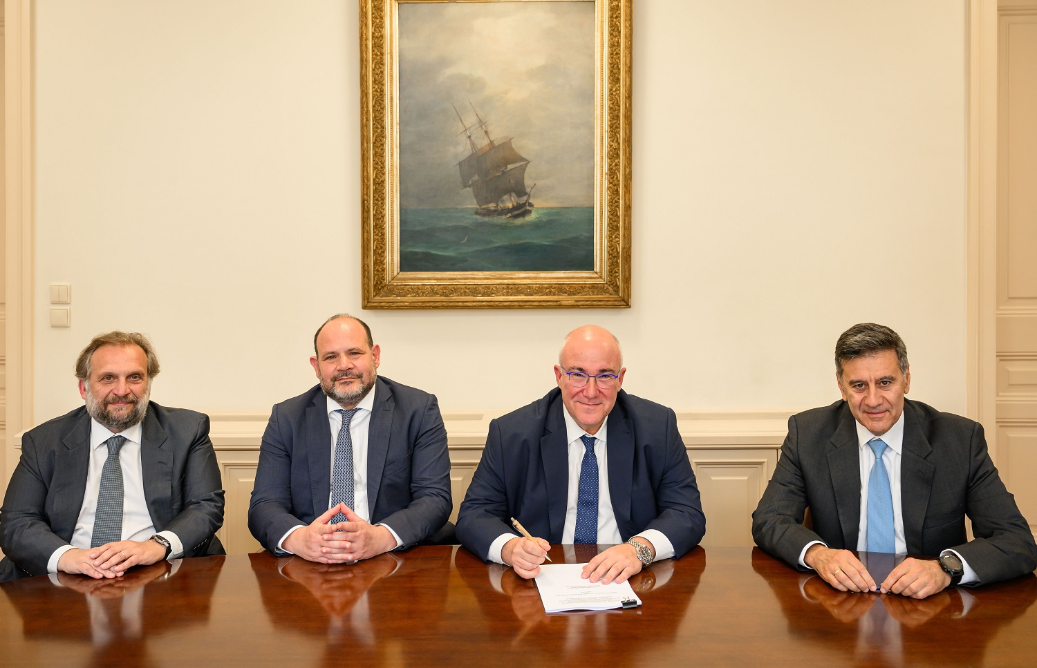 Οι κ.κ. Ζαγοραίος, Μαντζούφας, Αναγνωστόπουλος και Εμίρης τη στιγμή της υπογραφής.