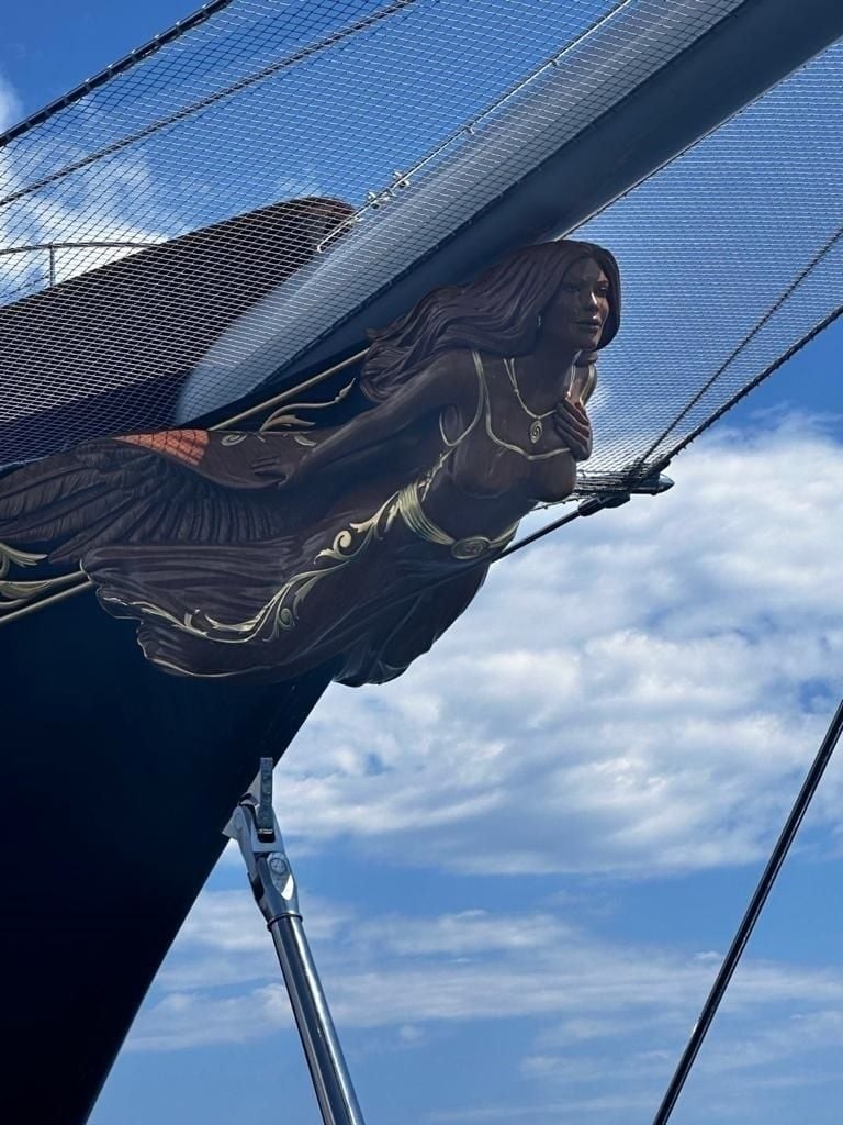 Το ακρόπρωρο στο σκάφος με ξύλινο γλυπτό που απεικονίζει την Λόρεν Σάντσες