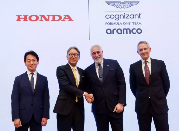 Διακρίνονται από αριστερά: Honda Motor CEO Toshihiro Mibe, Honda Racing Corporation President Koji Watanabe, Aston Martin Aramco Cognizant Formula One Team Chairman Lawrence Stroll, Aston Martin Performance Technologies group CEO Martin Whitmarsh