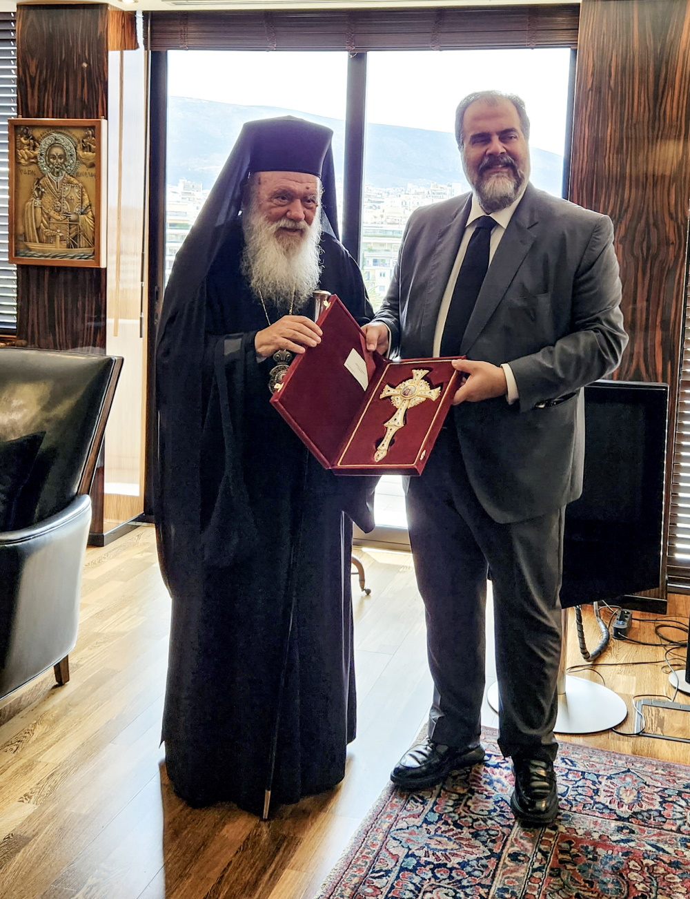 Ο Νικόλας Πατέρας δωρίζει έναν σταυρό στον Αρχιεπίσκοπο