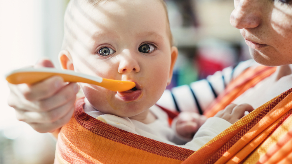 Βρεφική διατροφή: Η μετάβαση από το μητρικό γάλα στη στερεή τροφή