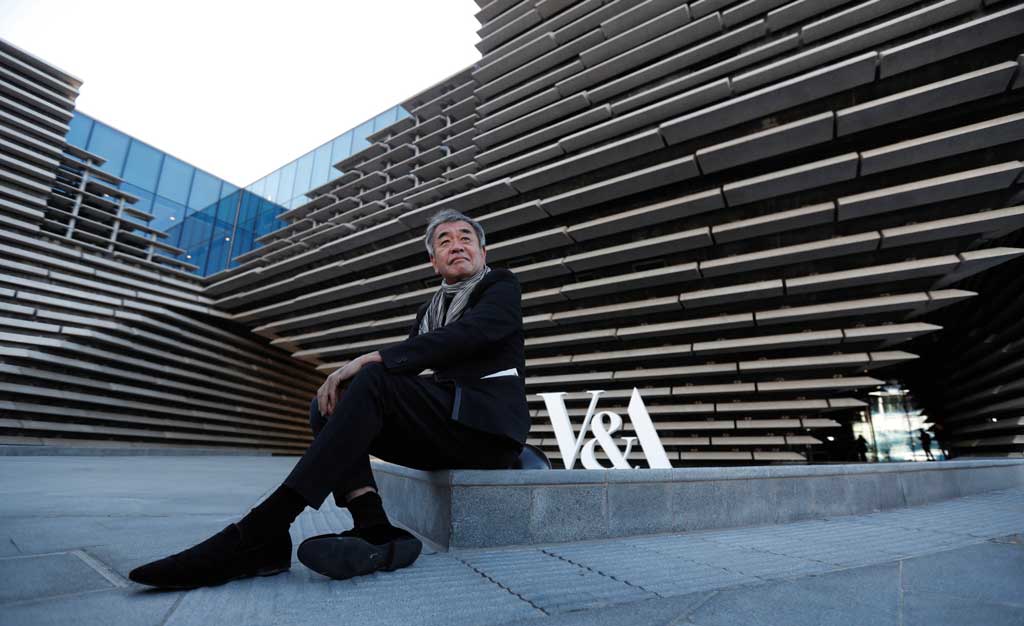 Ο Κένγκο Κούμα μπροστά μουσείο σχεδιασμού V&A στο Ντάντι της Σκωτίας 
