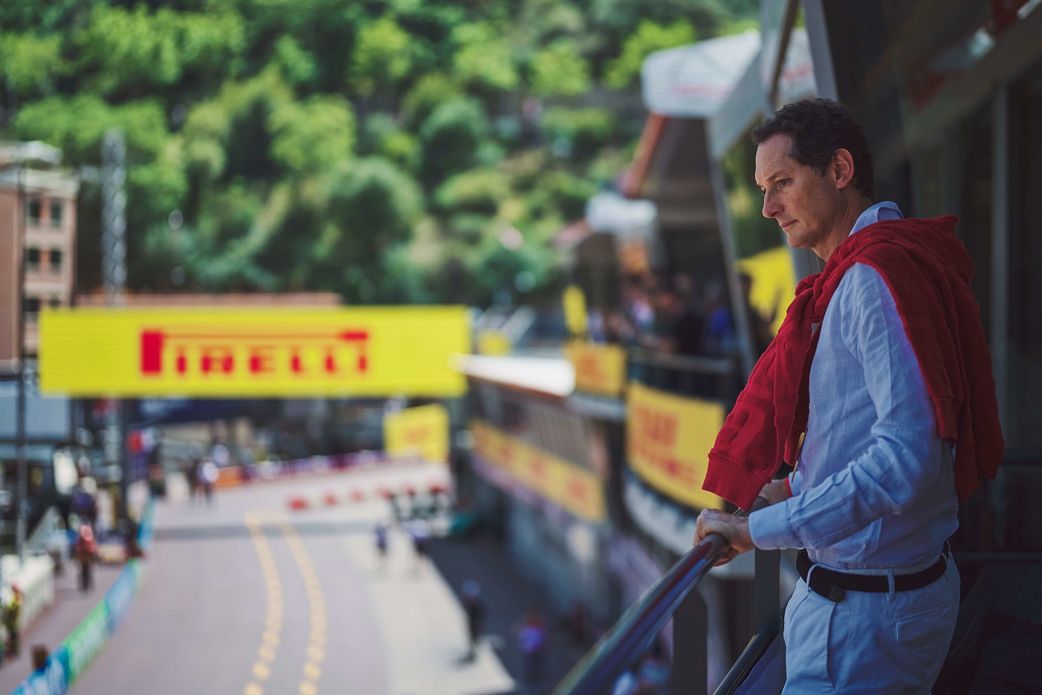 Ο εγγονός του αείμνηστου Gianni Agnelli, John Elkann πρόεδρος της Stellantis και της Ferrari παρακολουθεί με στεναχώρια τον κατήφορο της Scuderia Ferrari.