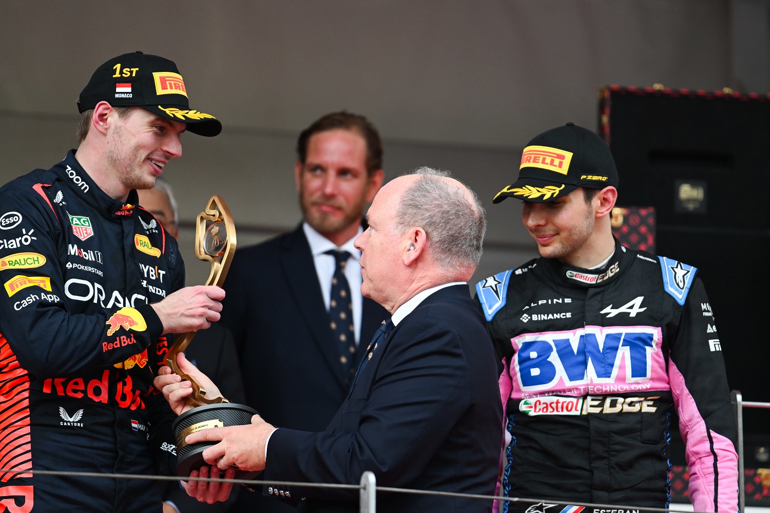 O νικητής πιο ψηλά από τον Πρίγκηπα: Ο Αλβέρτος δίνει το τρόπαιο στο Verstappen.