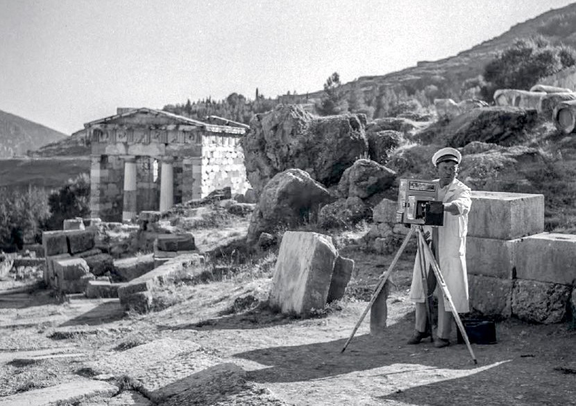 Οι Δελφοί από τον Ρόμπερτ ΜακΚέιμπ. Ένας πλανόδιος φωτογράφος μπροστά στον Θησαυρό των Αθηναίων