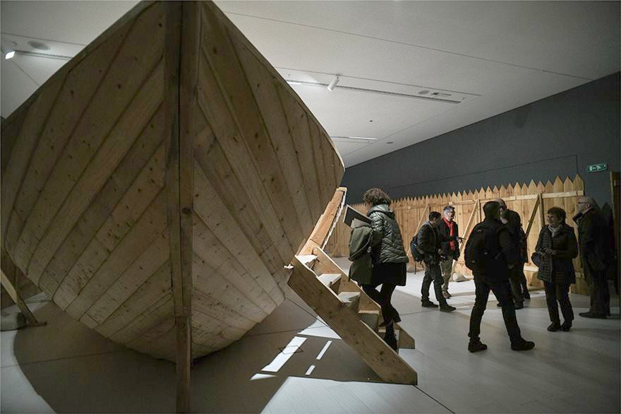 Επισκέπτες ανεβαίνουν το καράβι στο Εθνικό Μουσείο Σύγχρονης Τέχνης