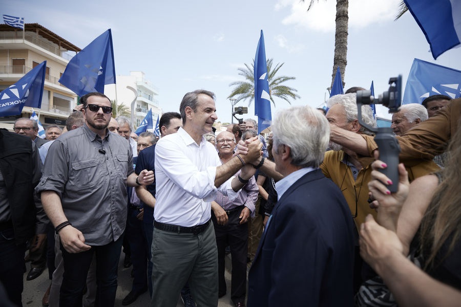 Ο Κυριάκος Μητσοτάκης συνομιλεί με πολίτες κατά τη διάρκεια της επίσκεψής του στη Σητεία Λασιθίου, ΑΠΕ-ΜΠΕ
