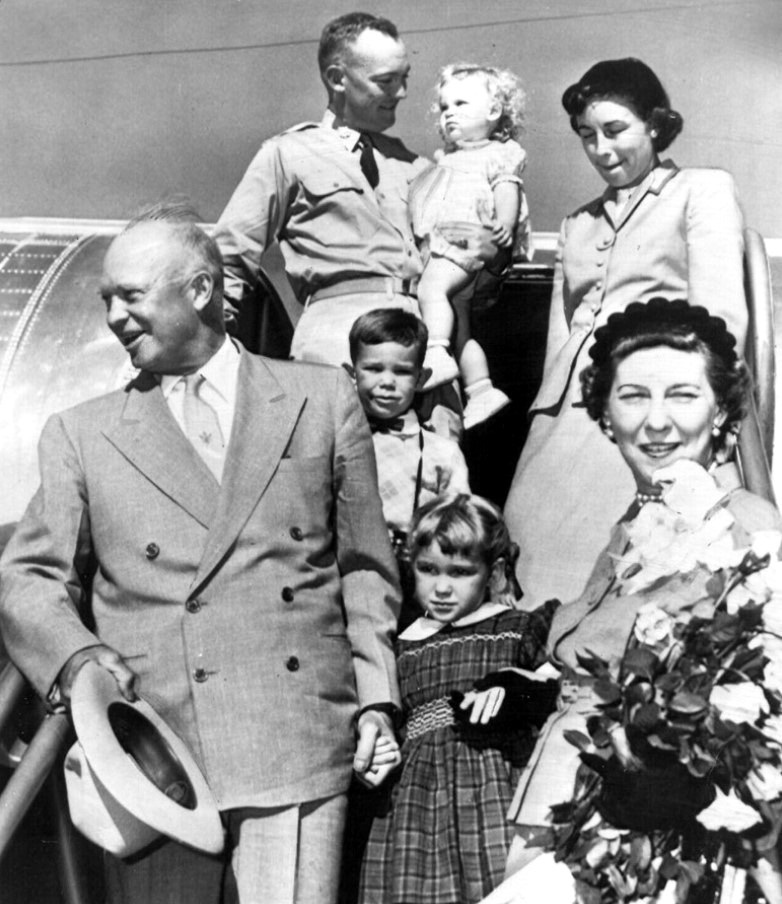 Ο πρόεδρος Ντουάιτ Αϊζενχάουερ με τη σύζυγό το Μέιμι, τον γιο και την νύφη του και τα τρία τους παιδιά. Η Αν κρατά το χέρι του παππού της, 1953