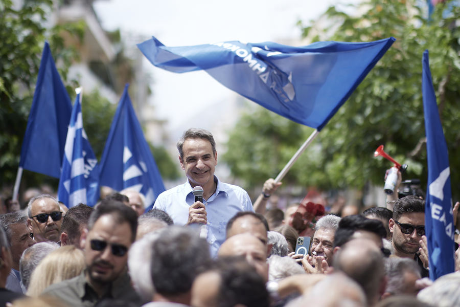 Ο πρόεδρος της Νέας Δημοκρατίας Κυριάκος Μητσοτάκης μιλάει σε συγκέντρωση υποστηρικτών του κόμματος στον πεζόδρομο Κολοκοτρώνη, στο κέντρο της Κορίνθου (ΑΠΕ-ΜΠΕ)