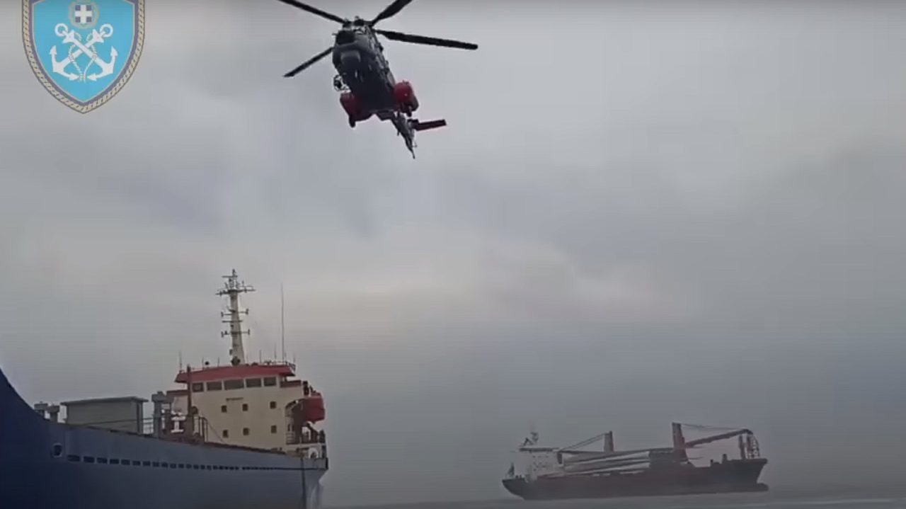 Super Puma του Λιμενικού προσεγγίζει το πλοίο ANT