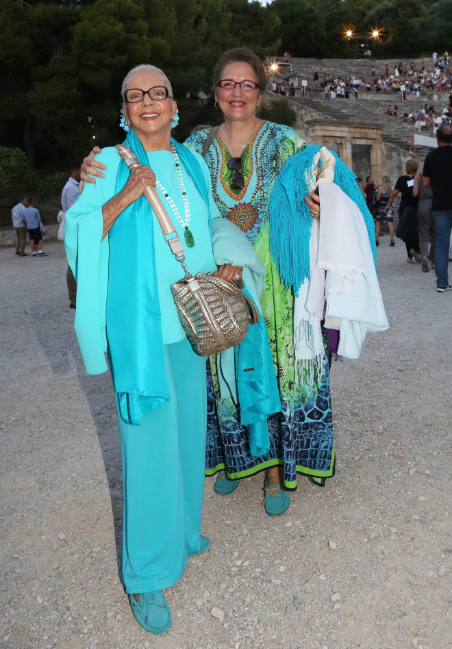 Η Νόνικα Γαληνέα με την κόρη της Αριέττα Μουτούση στην Επίδαυρο