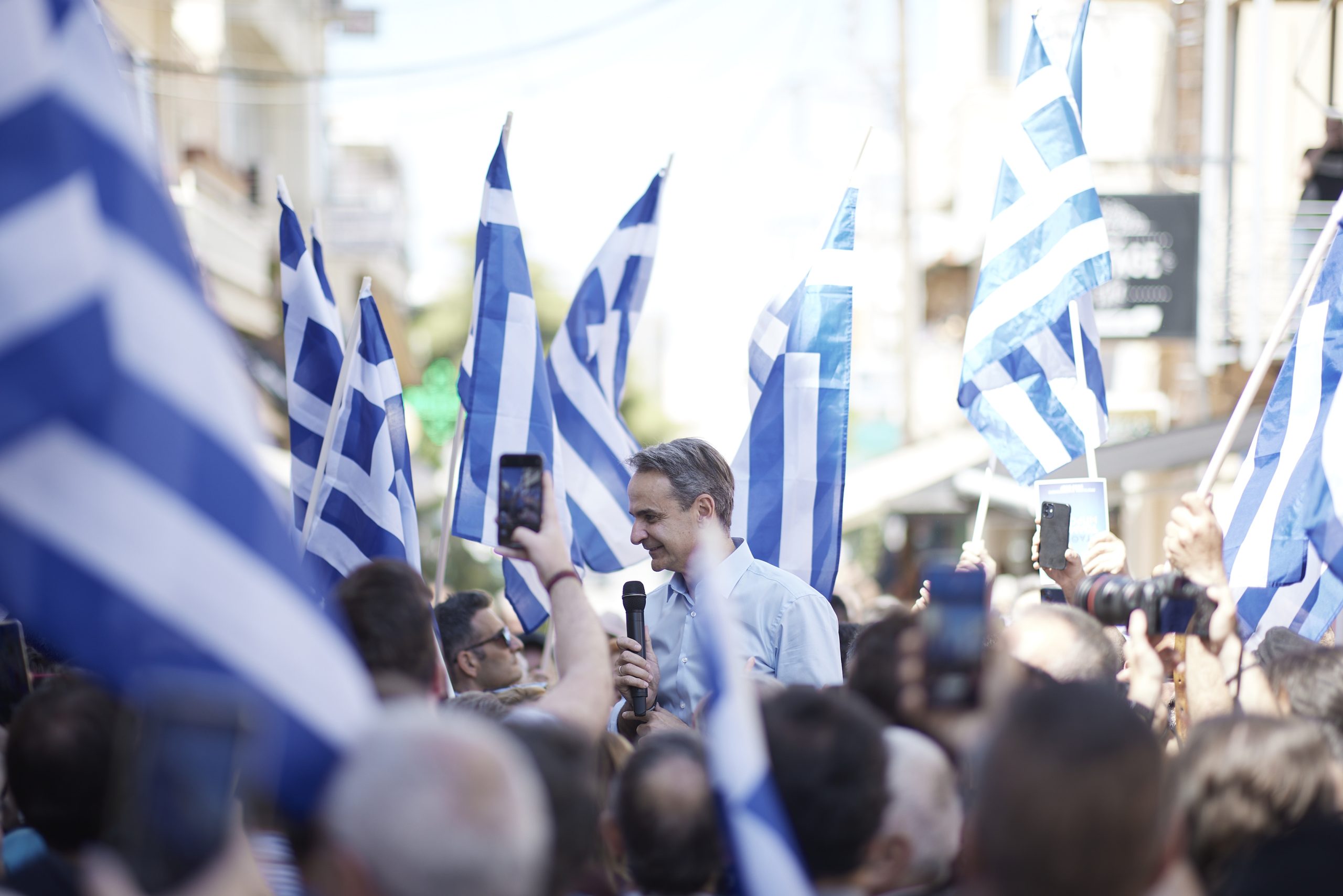 Ο πρόεδρος της Νέας Δημοκρατίας Κυριάκος Μητσοτάκης μιλάει σε πολίτες κατά την διάρκεια της επίσκεψής του στη Νέα Ιωνία 