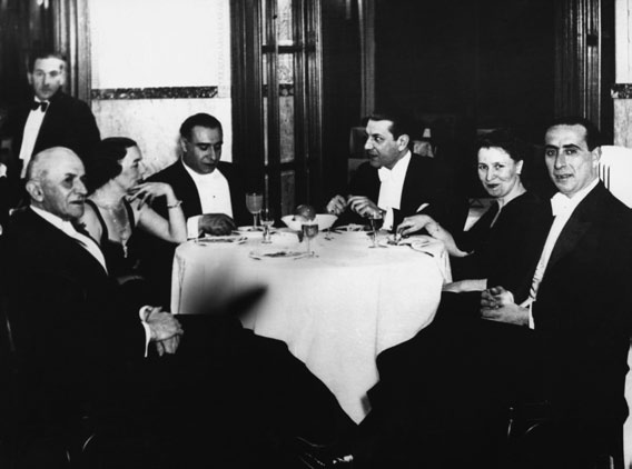 Ο Μίλτος Λιδωρίκης (πρώτος αριστερά) σε τραπέζι με φίλους