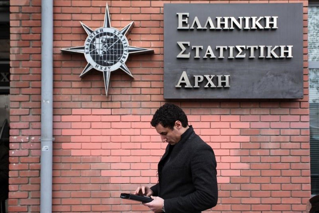 Ένας άνδρας βρίσκεται έξω από τις εγκαταστάσεις της Ελληνικής Στατιστικής Αρχής (ΕΛΣΤΑΤ)