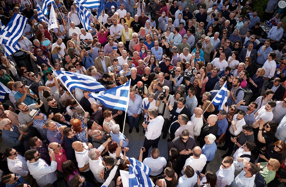 Ο Κυριάκος Μητσοτάκης μιλά μεταξύ οπαδών της ΝΔ