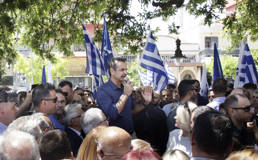 Ο πρόεδρος της Νέας Δημοκρατίας Κυριάκος Μητσοτάκης μιλάει σε πολίτες κατά τη διάρκεια της επίσκεψής του στη Στυλίδα, ΑΠΕ-ΜΠΕ
