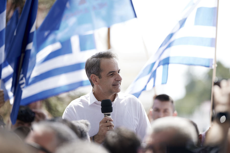 Ο πρόεδρος της Νέας Δημοκρατίας Κυριάκος Μητσοτάκης μιλάει σε πολίτες κατά την διάρκεια της επίσκεψής του στο Ωραιόκαστρο Θεσσαλονίκη (ΑΠΕ-ΜΠΕ)