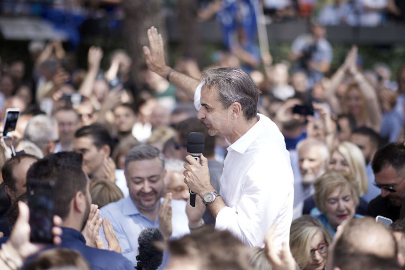 Ο πρόεδρος της Νέας Δημοκρατίας Κυριάκος Μητσοτάκης μιλάει σε πολίτες κατά την διάρκεια της επίσκεψής του στο Ωραιόκαστρο Θεσσαλονίκη (ΑΠΕ-ΜΠΕ)