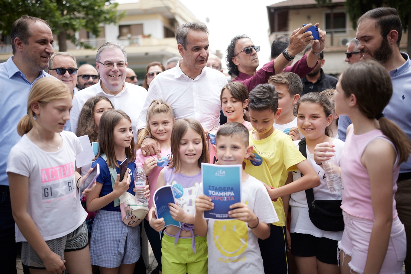 Ο πρόεδρος της Νέας Δημοκρατίας Κυριάκος Μητσοτάκης φωτογραφίζεται με παιδιά κατά την διάρκεια της επίσκεψής του στα Κουφάλια Θεσσαλονίκης, το Σάββατο 10 Ιουνίου 2023. ΑΠΕ-ΜΠΕ/ΓΡΑΦΕΙΟ ΤΥΠΟΥ ΝΔ/ΔΗΜΗΤΡΗΣ ΠΑΠΑΜΗΤΣΟΣ