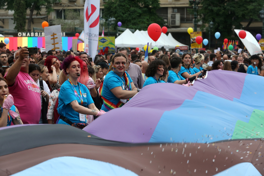 Κόσμος συμμετέχει στο Athens Pride 2023, που ολοκληρώνεται με την παρέλαση Υπερηφάνειας προς τη Βουλή, Σάββατο 10 Ιουνίου 2023. ΑΠΕ-ΜΠΕ/ΑΠΕ-ΜΠΕ/ ΑΛΕΞΑΝΔΡΟΣ ΜΠΕΛΤΕΣ