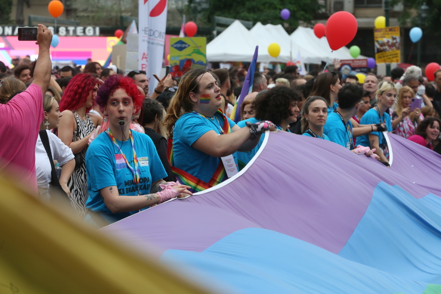 Κόσμος συμμετέχει στο Athens Pride 2023, που ολοκληρώνεται με την παρέλαση Υπερηφάνειας προς τη Βουλή, Σάββατο 10 Ιουνίου 2023. ΑΠΕ-ΜΠΕ/ΑΠΕ-ΜΠΕ/ ΑΛΕΞΑΝΔΡΟΣ ΜΠΕΛΤΕΣ