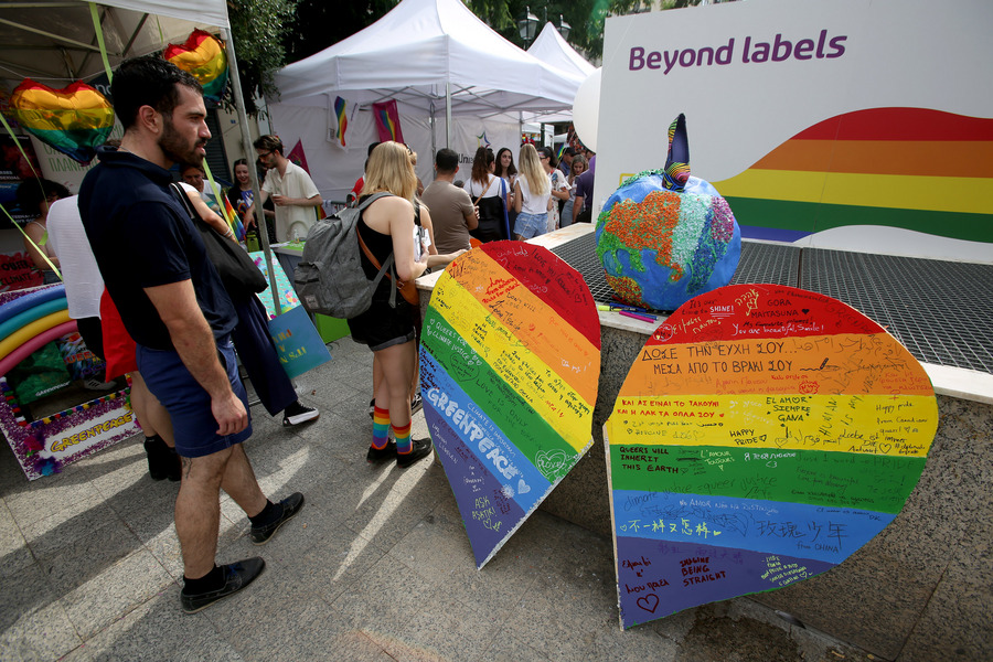 Κόσμος επισκέπτεται περίπτερα στο Athens Pride 2023 στην πλατεία Κοτζιά, το Σάββατο 10 Ιουνίου 2023. ΑΠΕ-ΜΠΕ/ΑΠΕ-ΜΠΕ/ ΑΛΕΞΑΝΔΡΟΣ ΜΠΕΛΤΕΣ