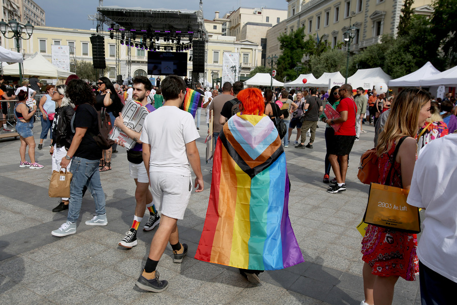 Κόσμος επισκέπτεται περίπτερα στο Athens Pride 2023 στην πλατεία Κοτζιά, το Σάββατο 10 Ιουνίου 2023. ΑΠΕ-ΜΠΕ/ΑΠΕ-ΜΠΕ/ ΑΛΕΞΑΝΔΡΟΣ ΜΠΕΛΤΕΣ