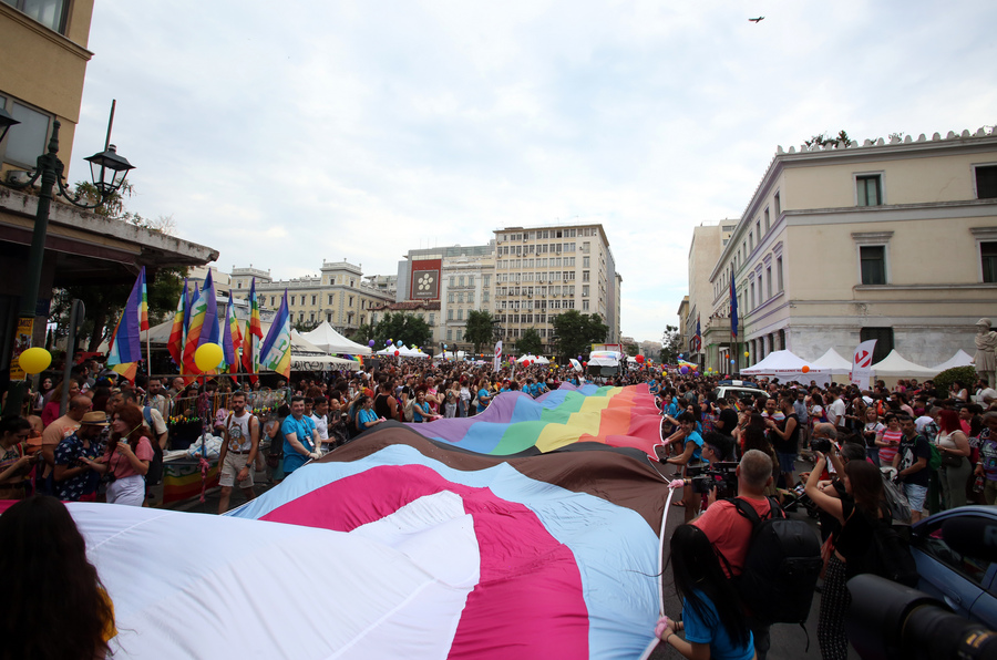 Κόσμος συμμετέχει στο Athens Pride 2023, που ολοκληρώνεται με την παρέλαση Υπερηφάνειας προς τη Βουλή, Σάββατο 10 Ιουνίου 2023. ΑΠΕ-ΜΠΕ/ΑΠΕ-ΜΠΕ/ ΑΛΕΞΑΝΔΡΟΣ ΜΠΕΛΤΕΣ
