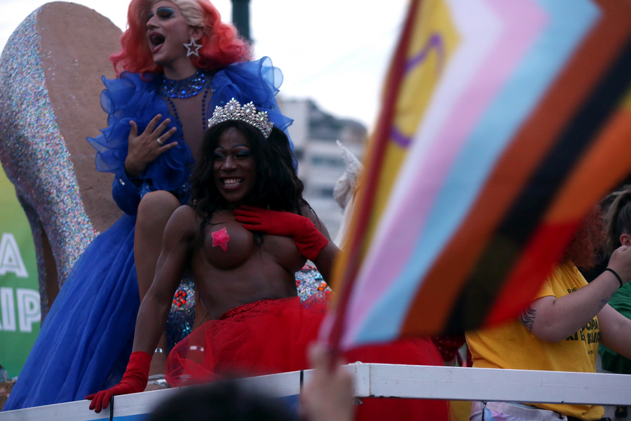 Κόσμος συμμετέχει στο Athens Pride 2023, που ολοκληρώνεται με την παρέλαση Υπερηφάνειας μπροστά από τη Βουλή, Αθήνα, Σάββατο 10 Ιουνίου 2023. ΑΠΕ-ΜΠΕ/ΑΠΕ-ΜΠΕ/ ΑΛΕΞΑΝΔΡΟΣ ΜΠΕΛΤΕΣ