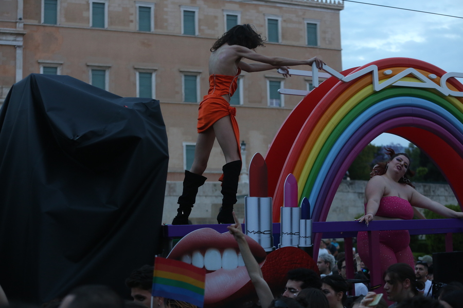 Κόσμος συμμετέχει στο Athens Pride 2023, που ολοκληρώνεται με την παρέλαση Υπερηφάνειας μπροστά από τη Βουλή, Αθήνα, Σάββατο 10 Ιουνίου 2023. ΑΠΕ-ΜΠΕ/ΑΠΕ-ΜΠΕ/ ΑΛΕΞΑΝΔΡΟΣ ΜΠΕΛΤΕΣ