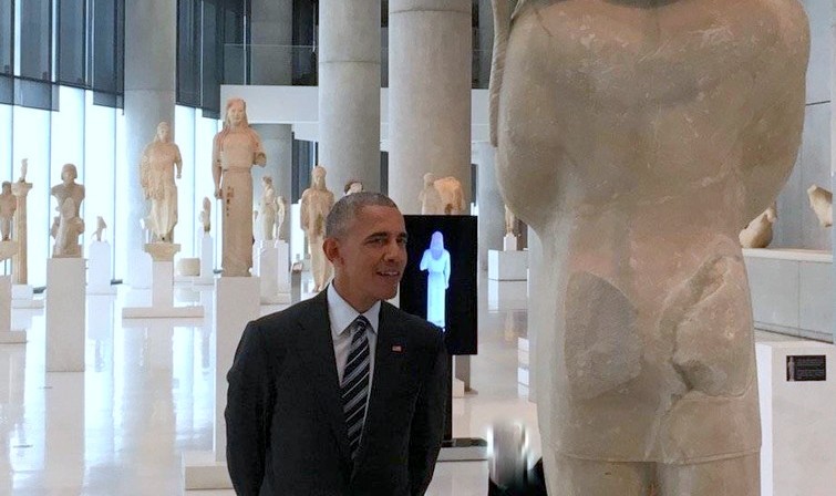 Ο Μπάρακ Ομπάμα κατά την επίσκεψή του στο Μουσείο Ακρόπολης το 2016