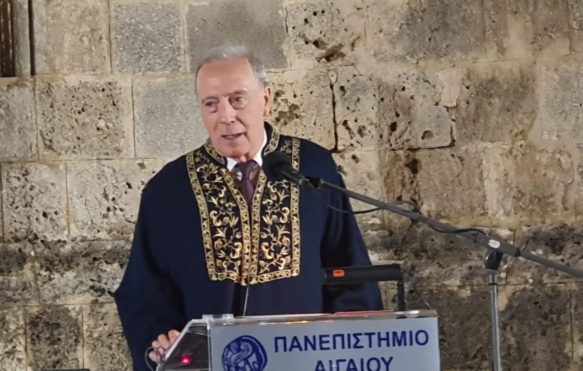 Ο γενικός διευθυντής του Μουσείου Ακρόπολης καθηγητής Νίκος Σταμπολίδης κατά την αναγόρευσή του ως επίτιμου διδάκτορα στο Πανεπιστήμιο Αιγαίου