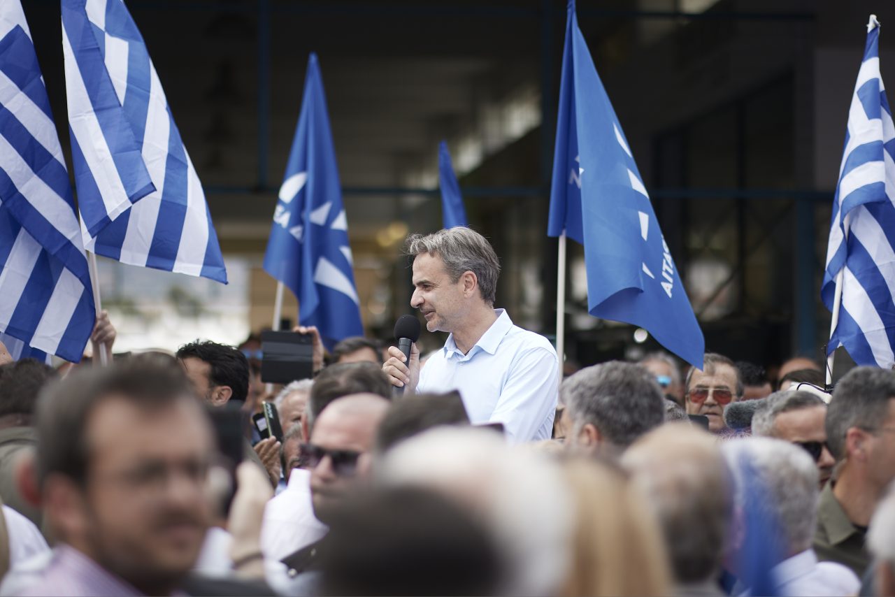 Ο πρόεδρος της Νέας Δημοκρατίας Κυριάκος Μητσοτάκης μιλάει σε συγκέντρωση υποστηρικτών του κόμματος, στη Δημοτική ιχθυαγορά στη Σαλαμίνα