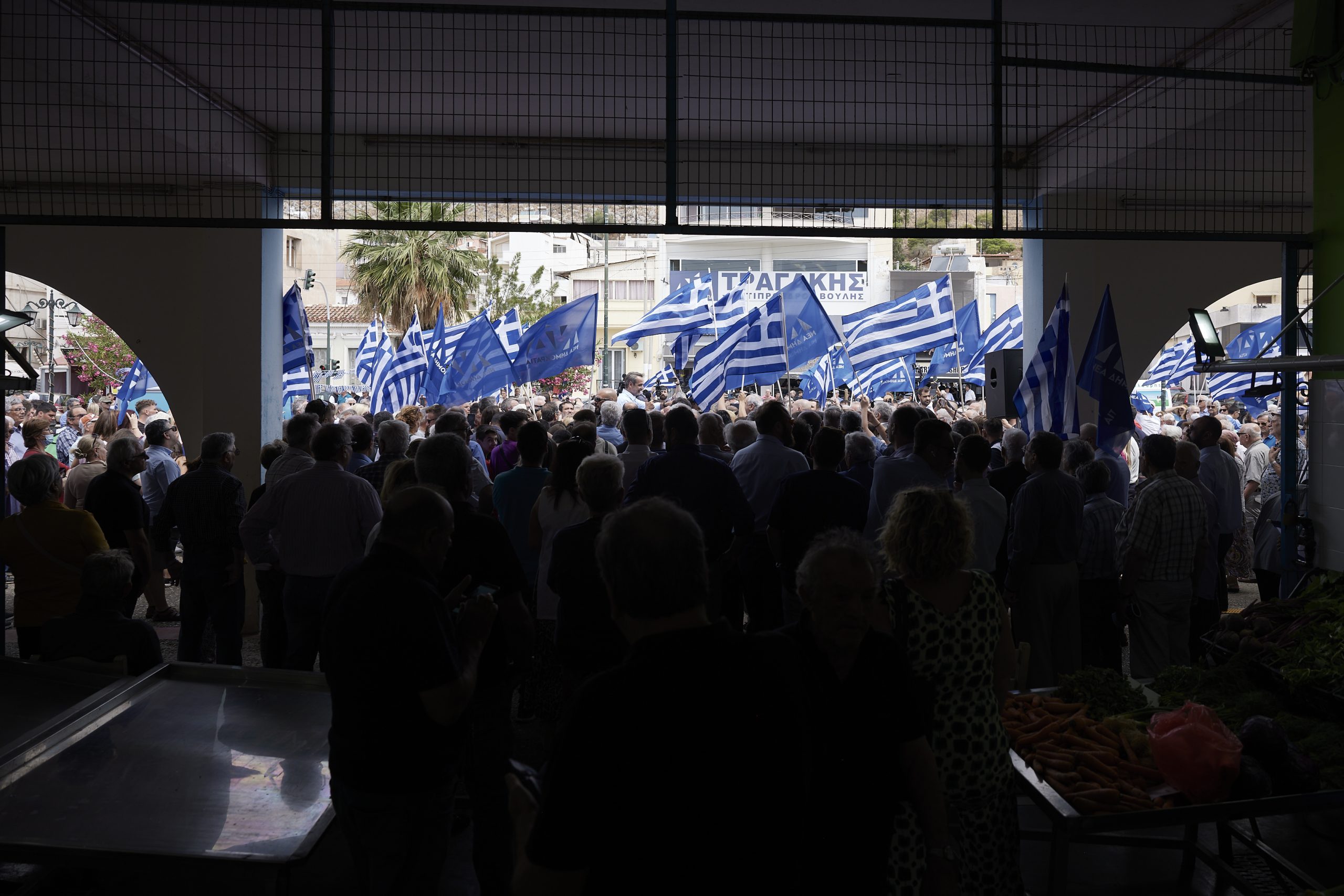 Ο πρόεδρος της Νέας Δημοκρατίας Κυριάκος Μητσοτάκης μιλάει σε συγκέντρωση υποστηρικτών του κόμματος, στη Δημοτική ιχθυαγορά στη Σαλαμίνα 