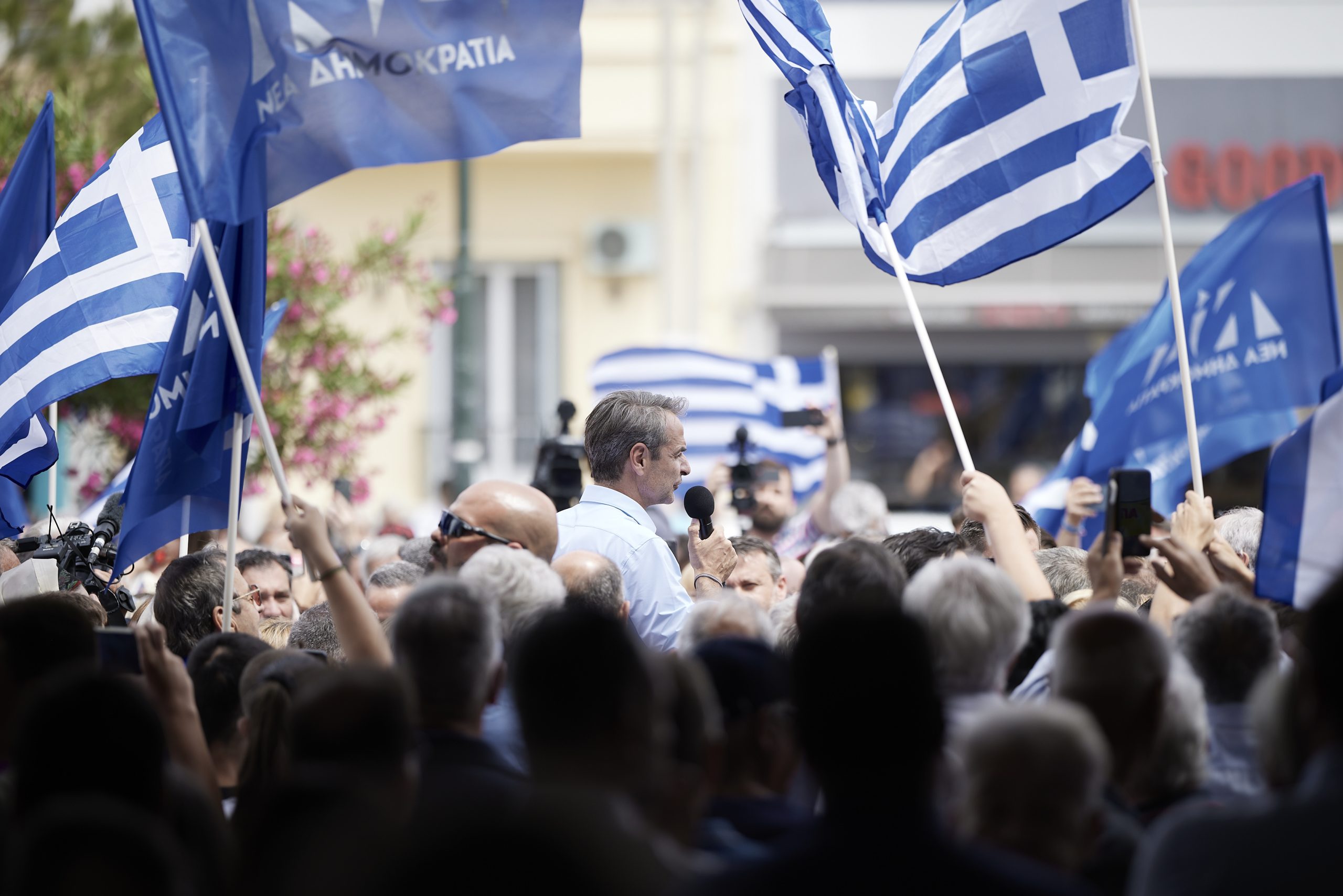 Ο πρόεδρος της Νέας Δημοκρατίας Κυριάκος Μητσοτάκης μιλάει σε συγκέντρωση υποστηρικτών του κόμματος, στη Δημοτική ιχθυαγορά στη Σαλαμίνα 