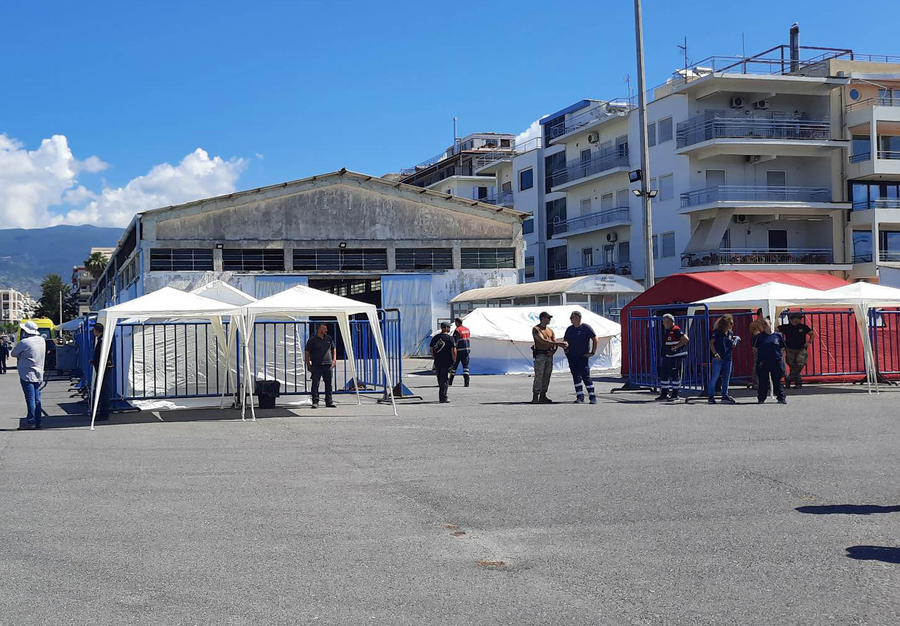 Νοσηλευτές και διασώστες του ΕΚΑΒ περιμένουν να παραλάβουν διασωθέντες, από ναυάγιο που σημειώθηκε θαλάσσια περιοχή 47 ναυτικά μίλια νοτιοδυτικά της Πύλου, στα διεθνή ύδατα, μετά την ανατροπή αλιευτικού σκάφους με αδιευκρίνιστο αριθμό παράτυπων μεταναστών, στο λιμάνι της Καλαμάτας, Τρίτη 14 Ιουνίου 2023. Μέχρι στιγμής 32 άνθρωποι εντοπίστηκαν και ανασύρθηκαν νεκροί, ενώ άλλοι 104 άνθρωποι διασώθηκαν και είναι καλά στην υγεία τους, οι οποίοι μεταφέρονται στην Καλαμάτα. ΑΠΕ-ΜΠΕ/ΑΠΕ-ΜΠΕ/ΜΠΟΥΓΙΩΤΗΣ ΕΥΑΓΓΕΛΟΣ