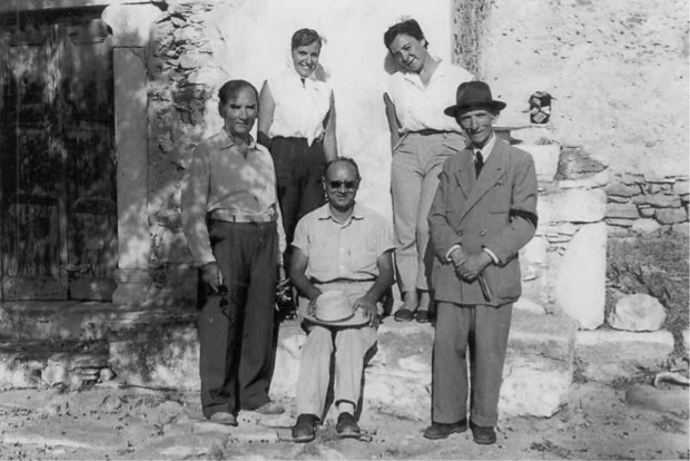 Ο αρχαιολόγος Νίκος Ζαφειρόπουλος (καθισμένος) και πίσω του οι αρχαιολόγοι Κική Λεμπέση και Φωτεινή Παπαδοπούλου σε ξωκλήσι στην ύπαιθρο της Νάξου, το 1959
