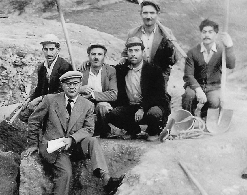Ο αρχαιολόγος Νίκος Ζαφειρόπουλος και οι εργάτες της ανασκαφής με τα «όπλα» τους, αξίνες και φτυάρια