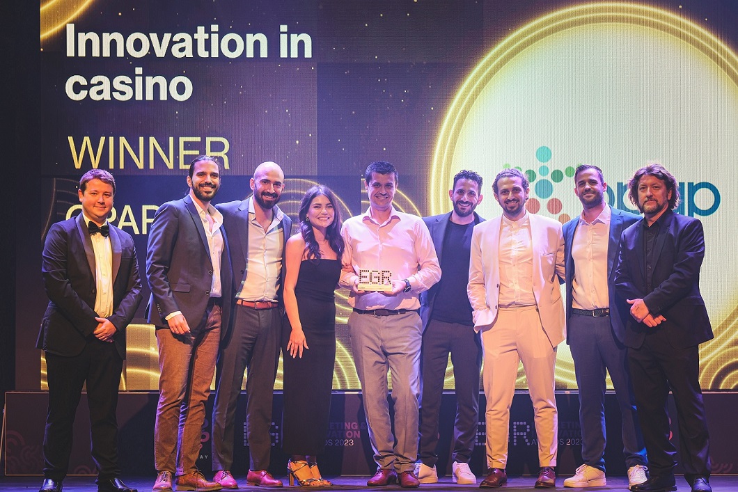 H ομάδα του ΟΠΑΠ παραλαμβάνει το βραβείο «Innovation in Online Casino»