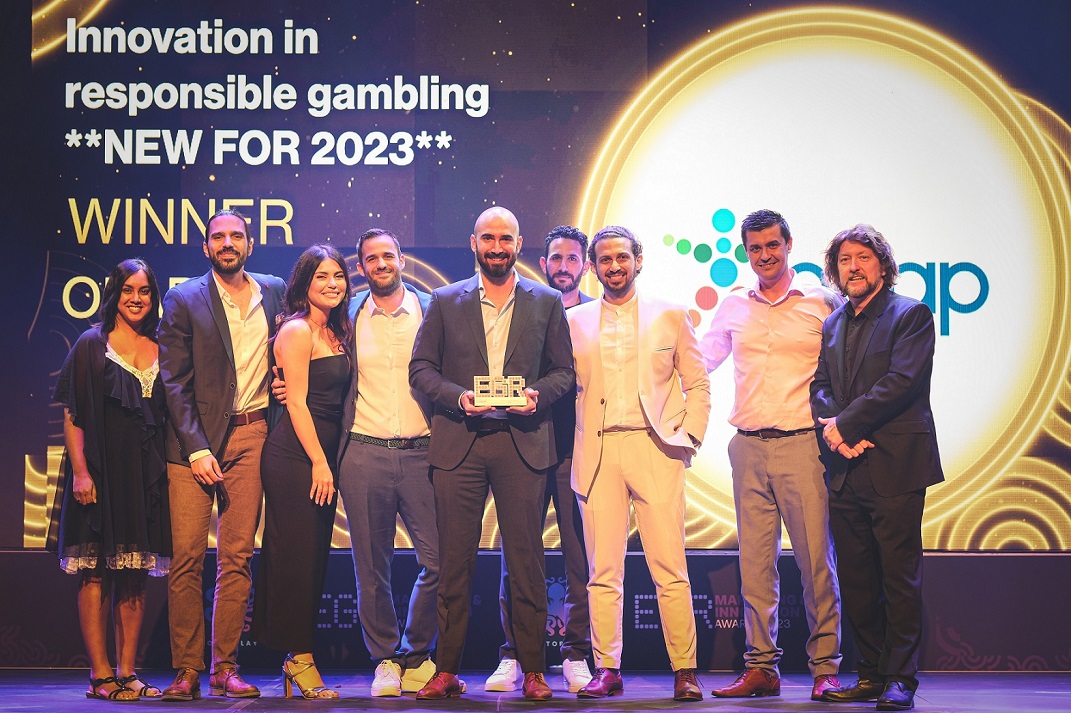 Η ομάδα του ΟΠΑΠ παραλαμβάνει το βραβείο «Innovation in Responsible Gambling